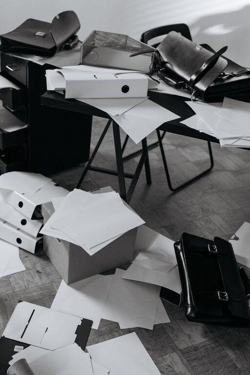 Proste sposoby na zmniejszenie bałaganu z papierami w domu